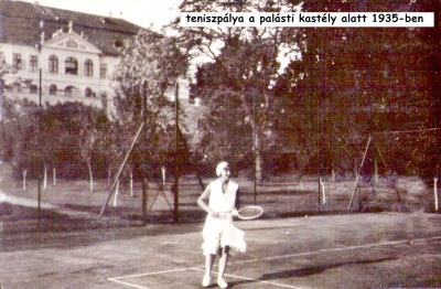 Mopi a teniszpályán 1932.jpg